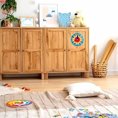 Kinderkamer met houten kast en speelgoed