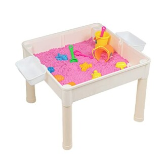 Zandtafel voor kinderen met roze zand en speelgoed.