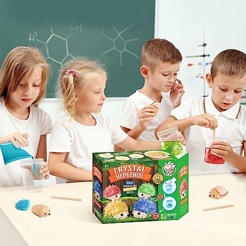 Kinderen doen een wetenschappelijk experiment met kristallen egels.