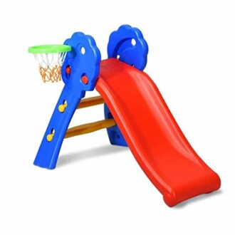 Kleurrijke kinderspeelglijbaan met basketbalring.