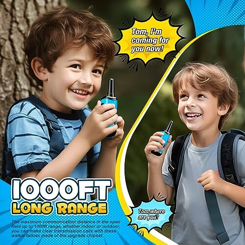 Jonge kinderen spelen met walkie-talkies in de buitenlucht.