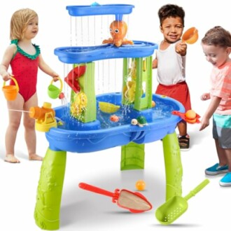 Kinderen spelen met watertafel speelgoed