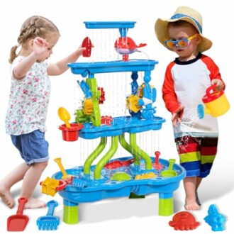 Kinderen spelen met een watertafel