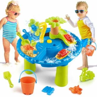 Kinderen spelen met watertafel met speelgoed