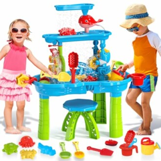 Kinderen spelen met watertafel vol speelgoed