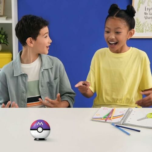 Kinderen spelen met een Pokéball