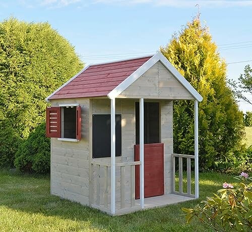 Houten speelhuisje voor kinderen in tuin.