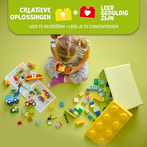 Kind speelt met kleurrijke Lego-blokken op de vloer.