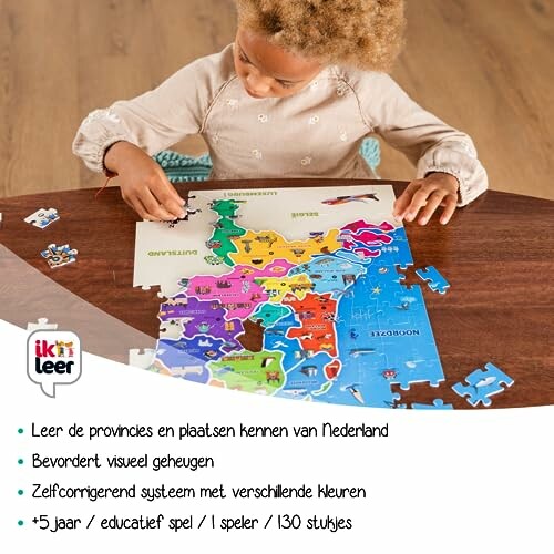 Kind speelt met een kleurrijke puzzel van Nederlandse provincies.