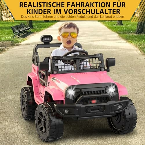 Kind in roze speelgoedauto in park