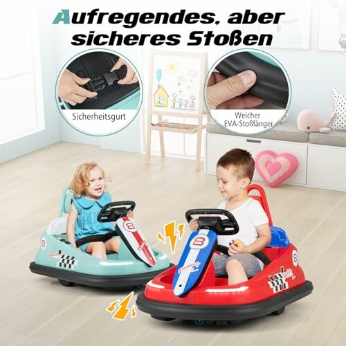 Twee kinderen spelen in botsauto's in een woonkamer.