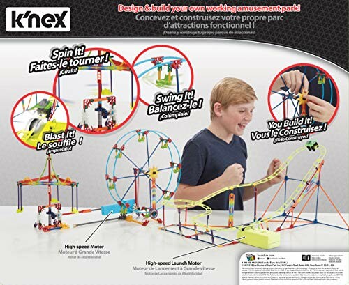 Jongen speelt met K'NEX pretparkset