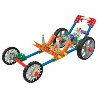 Speelgoedauto bouwset gemaakt van K'NEX onderdelen.