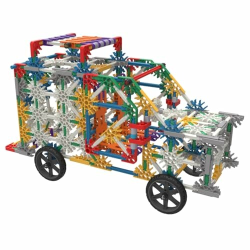 Constructiespeelgoedmodel van een auto gemaakt met K'NEX-stukken.