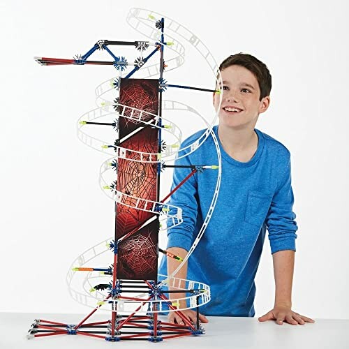 Jongen speelt met K'NEX achtbaanset