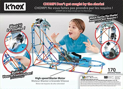 Kind speelt met K'NEX haaien achtbaan set