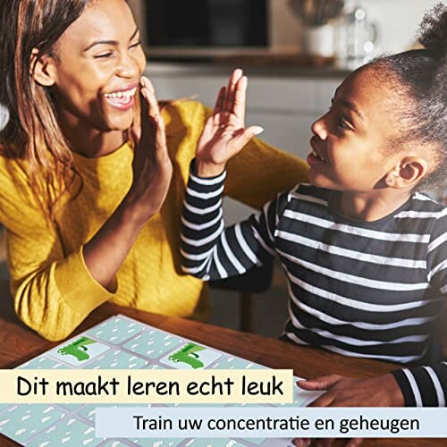 Moeder en kind spelen educatief spel aan tafel