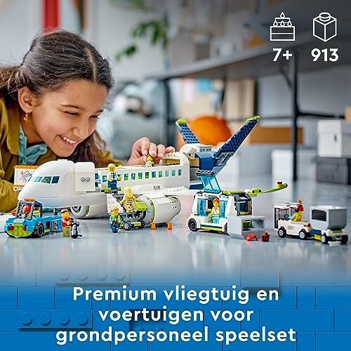 Kind speelt met LEGO vliegtuig en voertuigen