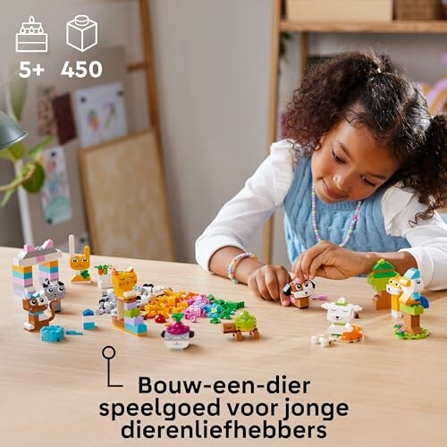 Kind speelt met bouwstenen en dierfiguren.