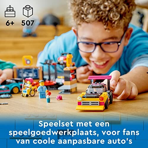 Kind speelt met LEGO-auto en werkplaats speelset