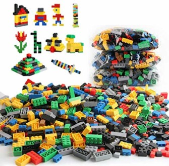 Verschillende gekleurde Lego blokken en modellen.