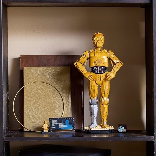 Lego model van C-3PO op een plank