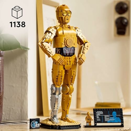 LEGO-model van C-3PO met details en bord