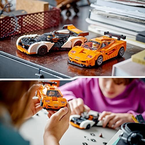 Twee LEGO sportauto's en een kind dat ermee speelt