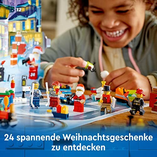 Kind speelt met Lego-kerstfiguren