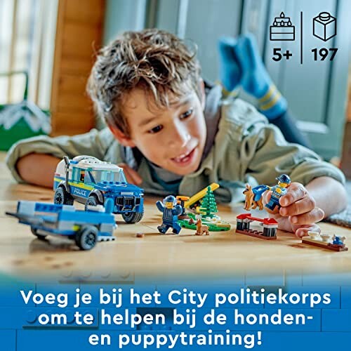 Kind speelt met LEGO City politie en puppy speelgoedset.