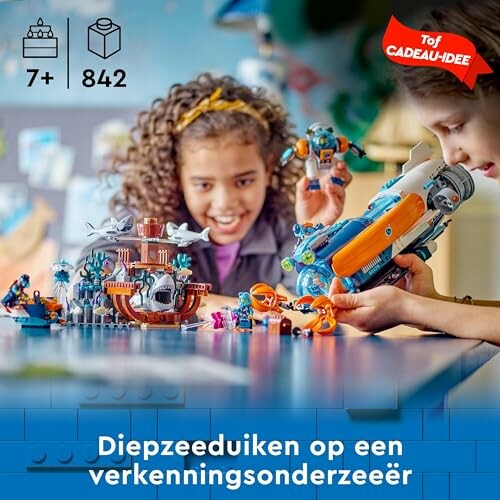 Kinderen spelen met diepzee verkenningsspeelgoed.