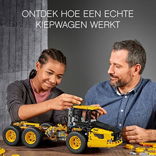 Kind en volwassene bouwen een LEGO kiepwagen