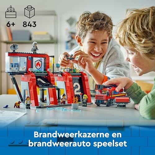 Kinderen spelen met brandweerkazerne en brandweerauto speelgoedset.