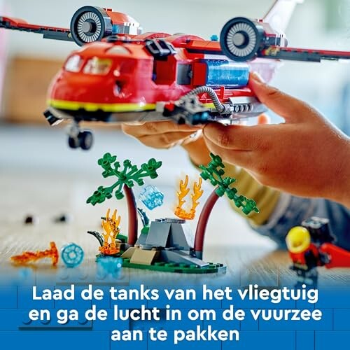 Kind speelt met LEGO vliegtuig en vuurzee set.