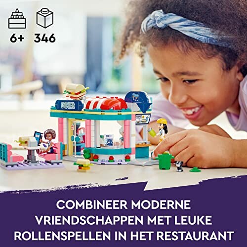 Kind speelt met LEGO Friends restaurantset.