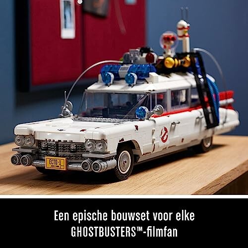 LEGO-model van Ghostbusters-auto op tafel