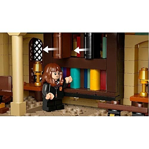 Lego figuur in bibliotheek met boekenplank