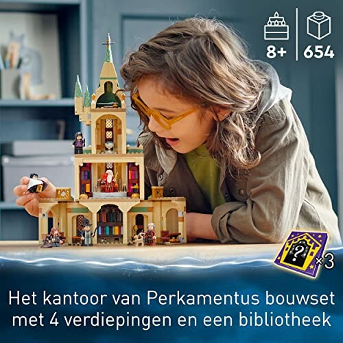 Kind speelt met LEGO-set van Perkamentus' kantoor