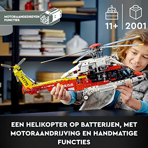 Kind speelt met LEGO helikopter set