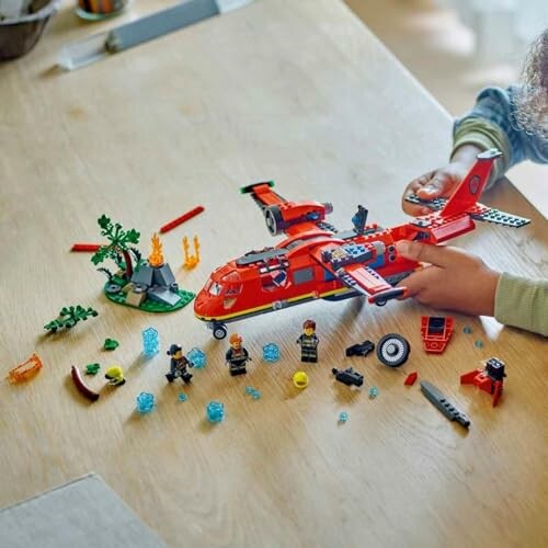 Kind speelt met LEGO helikopter en accessoires op tafel.