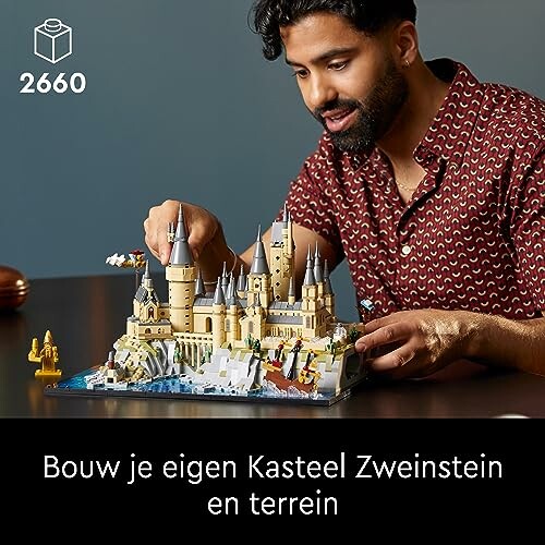 Man bouwt een LEGO-kasteel op tafel