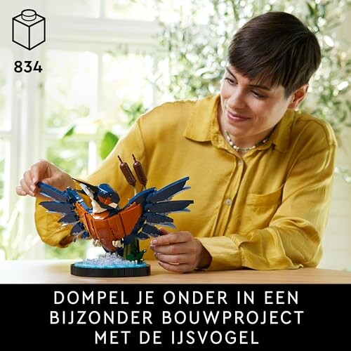 Persoon bouwt een LEGO ijsvogel model