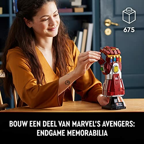 Vrouw bouwt LEGO Infinity Gauntlet.