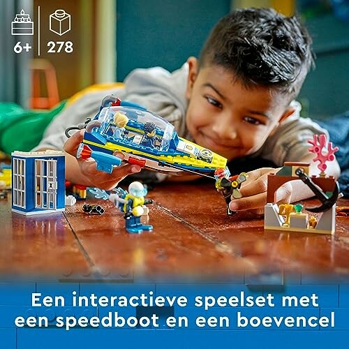 Jongen speelt met LEGO speedboot en boevenfiguren