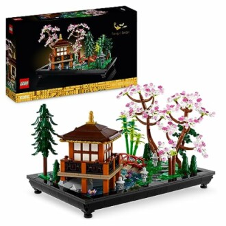 LEGO set van een Japanse tuin met pagode en bomen.