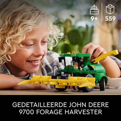 Kind speelt met LEGO John Deere speelgoedmachine