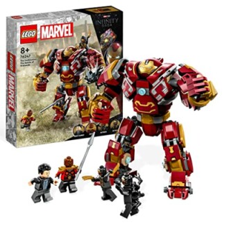 Kind speelt met Hulkbuster-speelgoed.