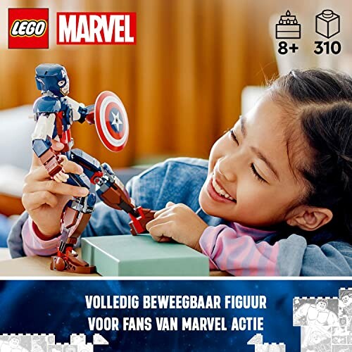 Kind speelt met LEGO Marvel figuur