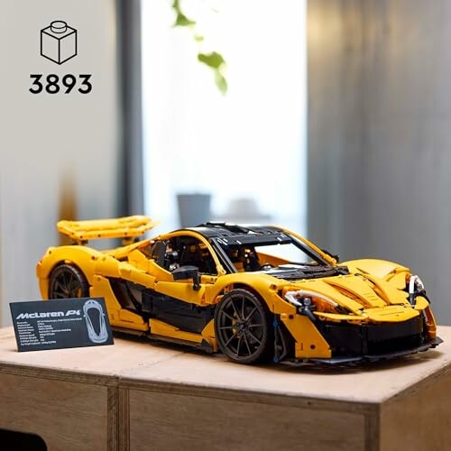 LEGO model van een gele McLaren P1 auto