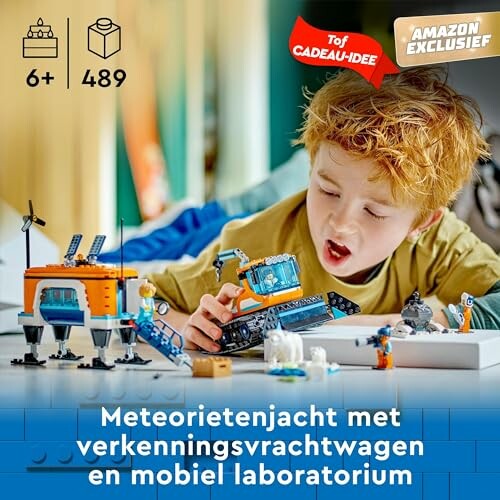 Kind speelt met LEGO ruimtelab set